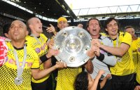 Fussball 1. Bundesliga :  Dede, Kevin Grosskreutz, Torwart Roman Weidenfeller, Mats Julian Hummels  (v. li., Borussia Dortmund)jubeln mit Schale