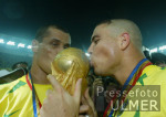 FUSSBALL Weltmeisterschaft  JUBEL;  Ronaldo  und Rivaldo kssen den WM-Pokal