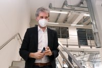 Uebergabe Corona-Schnelltests an Tuebingens Oberbuergermeister Palmer (Die Gruenen)