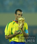 FUSSBALL Weltmeisterschaft  JUBEL;  Brasilien  Cafu mit WM-Pokal