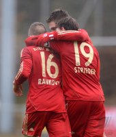 Fussball Regionalliga Sued 2012/2013:  Jubel Vladimir Rankovic, Rico Strieder und Tobias Schweinsteiger  (v. li., FC Bayern II)