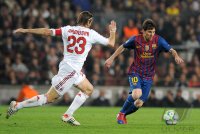 FUSSBALL INTERNATIONAL  CHL Viertelfinale 11/12: Massimo Ambrosini (li, AC Mailand) gegen Lionel Messi (Barca)