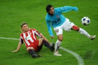 Fussball Champions League  Saison 2010/2011: Anatoliy Tymoshchuk (li, FC Bayern Muenchen) gegen Juan Culio (re, CFR 1907 Cluj)