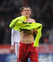 Fussball Champions League: Bastian Schweinsteiger zieht mit nacktem Oberkoerper das Trikot von Alexander Frei (FC Basel) an