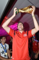 FUSSBALL WM 2014, FINALE:  Kevin Grosskreutz (Deutschland) mit WM Pokal