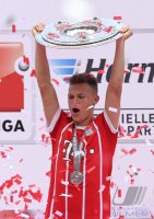 Fussball, 1. Bundesliga Saison 16/17: Jubel FC Bayern Muenchen mit Schale