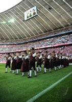 Fussball 1. Bundesliga, Saison 2011/2012:  Bayrische Musikanten in Tracht spielen in der Allianz Arena