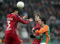 Fussball 1. Bundesliga: Bremen - Kaiserslautern, Zweikampf