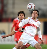 FUSSBALL  UEFA Europa League  10/11:  Pablo Aimar (li, Benfica Lissabon) gegen Martin Harnik (re, VfB Stuttgart)