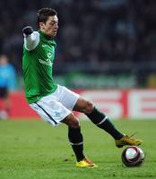 FUSSBALL, EUROPA LEAGUE SECHZEHNTELFINALE: Werder Bremen, OEZIL am Ball