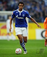 Fussball: 1. Bundesliga Saison 2010/2011: Schalke, MATIP am Ball