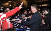 Fussball 1. Bundesliga :  Trainer Louis van Gaal (FC Bayern Muenchen) schreibt den FANS Autogramme