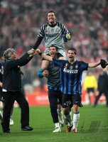 Fussball CHL  Saison 2010/2011: JUBEL nach dem SIEG oben Torwart Julio Cesar auf Marco Materazzi und Cristian Chivu (Inter Mailand)