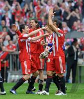 Fussball 1. Bundesliga: Mark van Bommel, Daniel van Buyten , Martin Demichelis (v.li., FCB)