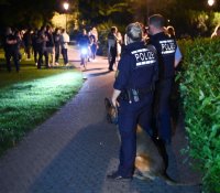 Tuebinger Nachtleben, Menschenansammlung im Bota (Alte Botanischen Garten) in der Nacht auf Sonntag