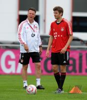 Fussball 1. Bundesliga: Trainer Louis van Gaal, Thomas Mueller (v. li., FCB)