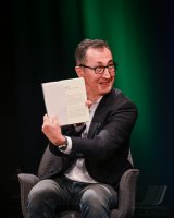 Moderiert von Minister Cem Oezdemir