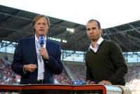 Fussball Supercup: Moderator Gerhard Delling mit Mehmet Scholl (v. li)