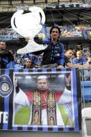 Fussball Champions League Finale: Inter Fan mit einem Trainer Jose Mario Santos Mourinho Plakat
