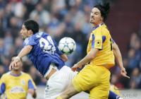 Fussball 1. Bundesliga: Schalke - Duisburg, Zweikampf