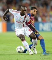 Fussball Champions League  Saison 2011/2012:  Clarence Seedorf (li, AC Mailand) gegen Daniel Alves  (re, Barca)