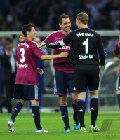 Fussball: DFB Pokal Finale:  Jubel Sergio Escudero Palomo , Christoph Metzelder , Torwart Manuel Neuer (v. li., FC Schalke 04)
