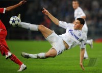 Fussball: Champions League, Saison 2010/2011: Schalke - Lissabon, PAPADOPOULOS am Ball