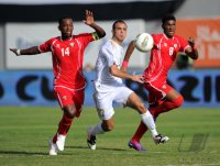 Fussball International WM Qualifikation 2014:  Basheer Saeed (li, Emirate) gegen Mahmoud El Ali (Mitte Libanon) gegen Fares Juma (Emirate)