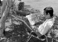 Fussball-WM 1970 Trainingslager Deutschland: Beckenbauer liest Zeitung.