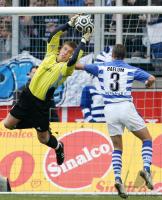 Fussball 1. Bundesliga: Duisburg - Bayern, Zweikampf