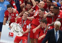 Fussball, 1. Bundesliga  Saison 13/14: Jubel FC Bayern Muenchen mit Schale