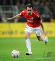 Fussball: 1. Bundesliga Saison 2010/2011: Mainz, FUCHS am Ball