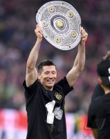 Fussball 1. Bundesliga Saison 21/22: JUBEL FC Bayern Muenchen feiert die 32. Meisterschaft