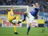 Fussball 1. Bundesliga: Schalke - Duisburg, Zweikampf