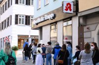 Tageszertifikat fuer Innenstadtbesucher, Corona Modelstadt Tuebingen: Schlangen vor Teststation in der Apotheke