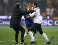 FUSSBALL International SERIE A 2011/2012:  Walter Samuel (li.) umarmt Torwart Julio Cesar (Inter Mailand)