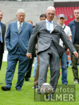 FUSSBALL DFB Pressekonferenz, Franz BECKENBAUER am Ball