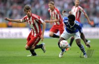 Fussball 1. Bundesliga :  Thomas Mueller (li, FC Bayern Muenchen) gegen Anthony Annan (re, FC Schalke 04)
