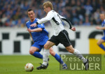 Fussball 1. Bundesliga: Schalke - Bielefeld,  Zweikampf