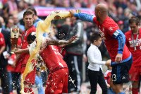 Fussball, 1. Bundesliga  Saison 13/14: Jubel FC Bayern Muenchen mit Schale