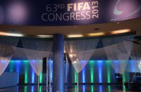 FUSSBALL 63. FIFA  Kongress auf Mauritius 2013: Schmuckbild Kongressfahnen vor SVICC