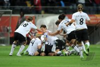 FIFA Frauen-Weltmeisterschaft 2011: Deutschland JUBEL um die Torschuetzin zum 1:0 Simone LAUDEHR