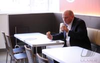 FC Bayern Muenchen Manager Uli Hoeness bei Burger King