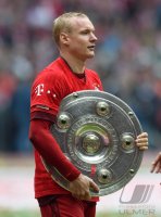 Fussball, 1. Bundesliga  Saison 13/14: Jubel FC Bayern Muenchen mit Schale