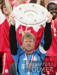 Fussball 1. Bundesliga  FC Bayern Muenchen bekommt die Meisterschale