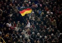 Fussball Deutscher Fan mit Nationalfahne