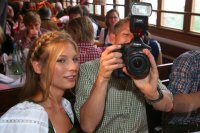 FUSSBALL 1. BUNDESLIGA: Bastian Schweinsteiger macht Fotos in der Kaefer Wiesnschaenke mit Freundin Sarah Brandner