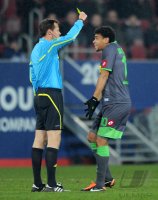 Fussball 1. Bundesliga, Saison 2011/2012:  Schiedsrichter Markus Schmidt zeigt die Gelbe Karte Igor de Camargo (Borussia Moenchengladbach)