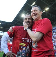 2. Fussball Bundesliga : JUBEL nach dem SIEG Trainer Jos Luhukay, Manager Andreas Rettig (v. li FC Augsburg)