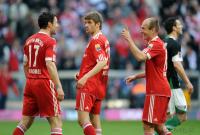Fussball 1. Bundesliga : Mark van Bommel, Thomas Mueller, Arjen Robben (v. li., FCB)